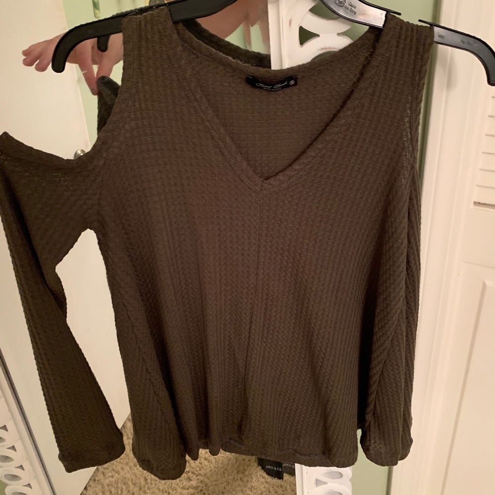 Long sleeve sweater with cutouts on shoulders